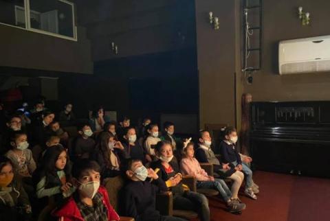Տիկնիկային թատրոնը հյուրընկալել է իրենց բնակավայրերից ժամանակավորապես հեռու գտնվող երեխաներին 
