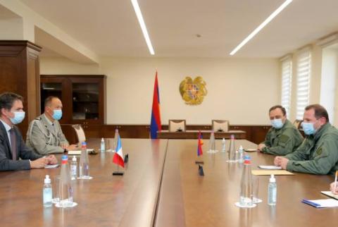 Посол подтвердил готовность Франции приложить усилия по прекращению боевых действий 