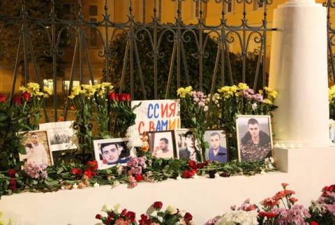 Перед посольством Армении в РФ воздают дань памяти погибших солдат