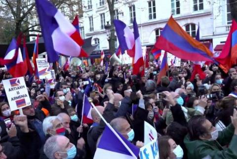 Тысячи армян проводят в Париже акцию с требованием признать независимость Арцаха