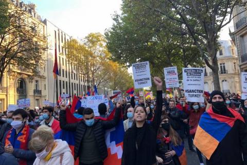 Армянская община Франции провела в Париже многотысячное шествие к посольству Азербайджана