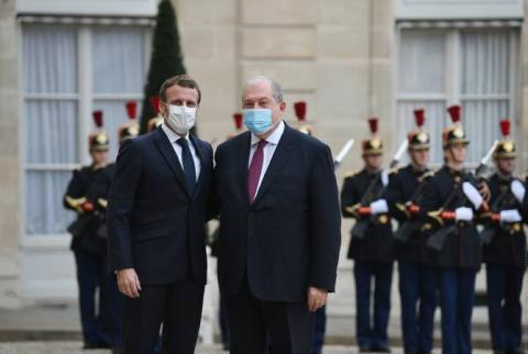 Sargsyan et Macron ont souligné la nécessité de mettre en œuvre les accords de cessez-le-feu