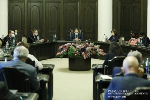 Self-defense of Nagorno Karabakh people is priority – Pashinyan meets with French parliamentarians