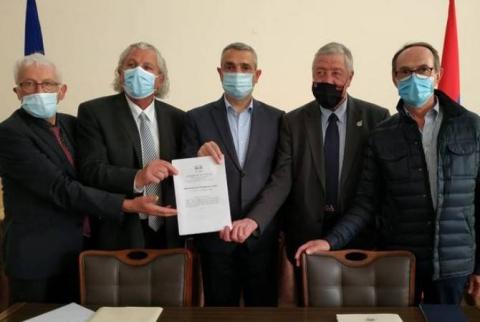 Глава МИД Арцаха встретился с делегацией депутатов французского парламента