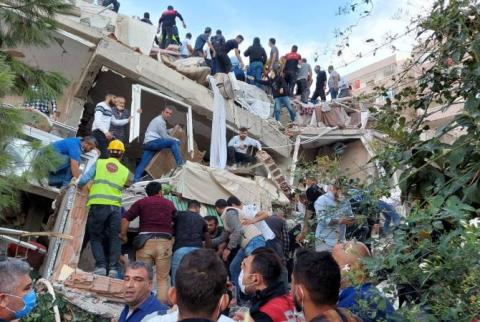 По мере усиления вспышки коронавируса растет число жертв землетрясения в Измире   