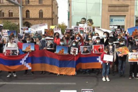 Արցախցի կանայք բողոքի ակցիա իրականացրին ՀՀ-ում Գերմանիայի դեսպանատան դիմաց