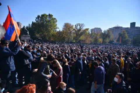 Инициаторы и участники митинга двинулись к зданию правительства