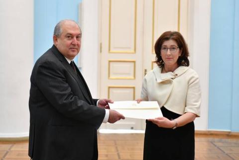 New Ambassador of Canada presents credentials to Armenia’s President