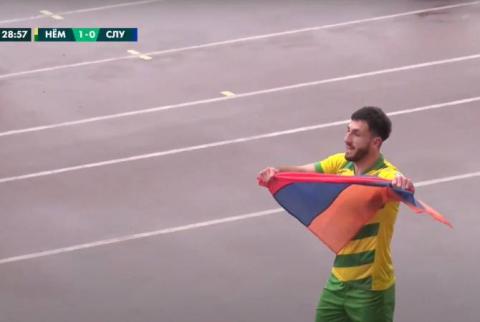 لاعب خط وسط منتخب أرمينيا لكرة القدم كيغام كاديميان يحتفل بهدفه مع ناديه البيلاروسي بالعلم الأرمني