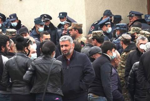 Родители без вести пропавших военнослужащих проводят акцию протеста у здания Минобороны Армении