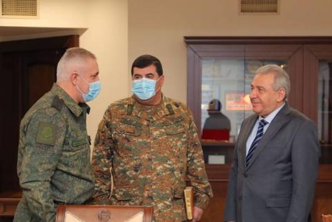 Министр обороны Армении принял командующего российским миротворческим контингентом в НК