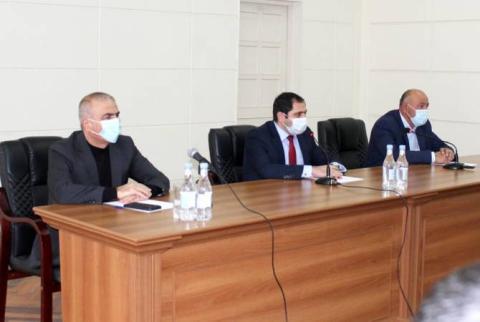 Министр Папикян представил аппарату муниципалитета новоназначенного губернатора Сюника