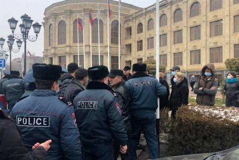 Anti-Pashinyan protesters block streets in Gyumri 