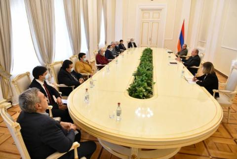 Արմեն Սարգսյանը հանդիպել է գիտության, կրթության, մշակույթի ոլորտները ներկայացնող մտավորականների հետ
