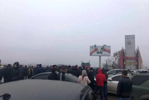 Родные военнослужащих, оставшихся в блокаде в Хцаберде и в Хин Тагер перекрыли дороги Ширака