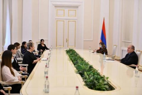 Նախագահ Արմեն Սարգսյանը հանդիպել է «Հայկական Փի Ար ասոցիացիա»-ի գործադիր կազմի ներկայացուցիչների հետ