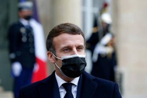 Макрон проходит самоизоляцию в Версале, сообщают СМИ