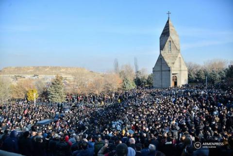 «Եռաբլուր» զինվորական պանթեոնի մուտքի մոտ լարված իրավիճակ է ստեղծվել