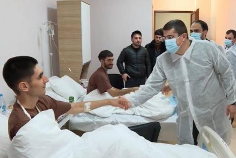Արայիկ Հարությունյանն այցելել է Հայրենիք վերադարձած և բուժվող ՊԲ 6 ժամկետային զինծառայողներին