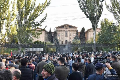 Մի խումբ քաղաքացիներ բողոքի ակցիա են անցկացնում ԱԺ-ի մոտ
