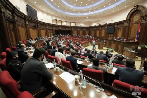 ԱԺ-ն քննարկեց պետական պաշտոններ զբաղեցնող անձանց վարձատրությանն առնչվող օրենքում փոփոխության նախագիծ