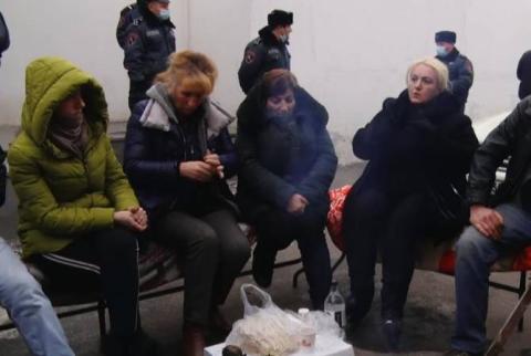 Անհետ կորած զինծառայողների հարազատները նստացույց են անցկացնում Էջմիածնի զորամասի դիմաց