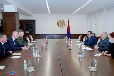 Министр обороны Армении обсудил с послом Беларуси вопросы сотрудничества в оборонной сфере