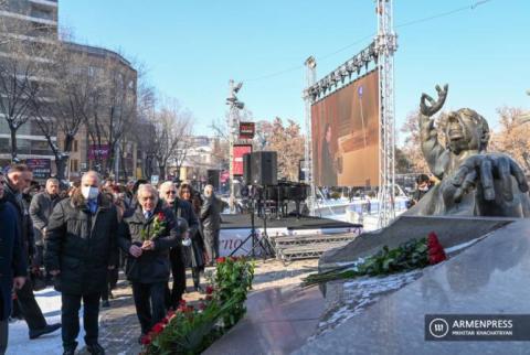 Առնո Բաբաջանյանի 100-ամյակին պաշտոնյաներն ու արվեստագետները  ծաղիկներ են խոնարհել նրա շիրիմին