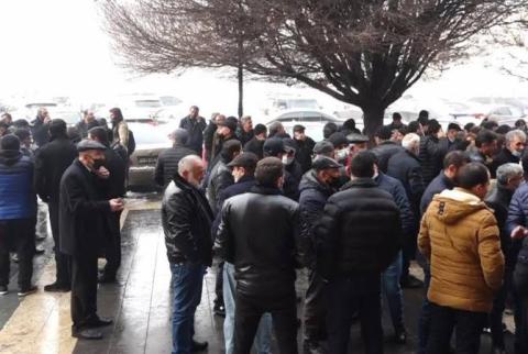 Кашатагцы провели акцию протеста у здания правительства: с ними встретился помощник премьер-министра