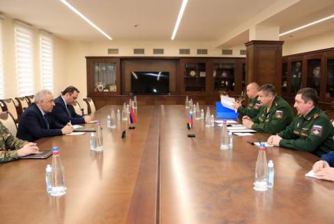 Le colonel-général Sergei Isakov présente les résultats des négociations au ministre arménien  