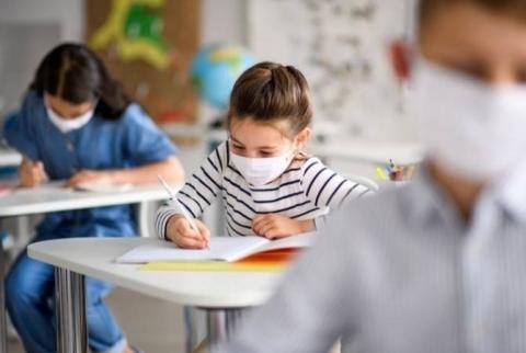 В школах Грузии учеников пятых и выше классов обяжут носить маски