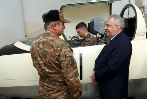 وزير دفاع أرمينيا فاغارشاك هاروتيونيان يقوم بزيارة لبعض الجامعات والمؤسسات العسكرية الأرمينية
