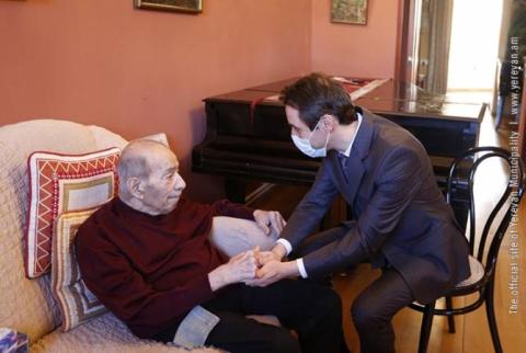 Քաղաքապետը Վլադիլեն Բալյանին է հանձնել Երևանի պատվավոր քաղաքացու հուշամեդալը