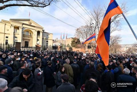 Движение "За спасение Отечества" проводит акцию протеста перед резиденцией президента 