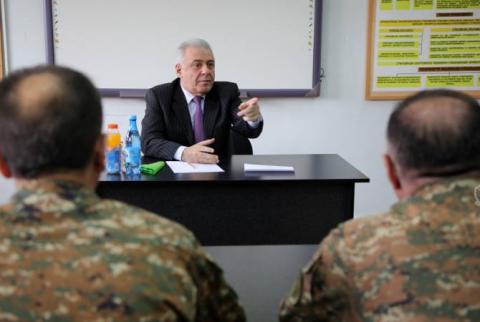 Le ministre de la Défense affirme que tout sera fait pour accroître l'attractivité du service des officiers