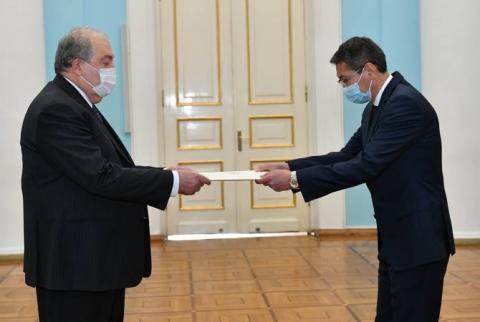 New Ambassador of Kazakhstan presents credentials to Armenian President