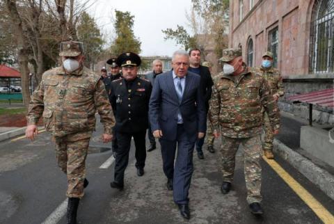  Le ministre arménien de la Défense se rend à l’hôpital militaire