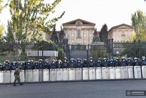 Парламент Армении принял проект оппозиции об отмене военного положения в стране