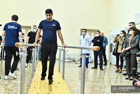 Հայրենիքի պաշտպանի վերականգնողական կենտրոնում 8 զինվոր առաջին անգամ քայլեց նոր պրոթեզներով