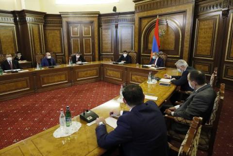 Nikol Pashinyan et Arayik Harutyunyan président de la réunion sur les programmes en cours et à venir à mettre en œuvre 