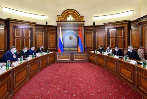 Вице-премьеры Армении и РФ обсудили вопросы гуманитарной поддержки жителям Арцаха