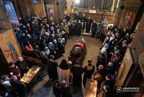 Cérémonie religieuse pour le dernier adieu à Arkady Ter-Tadevosyan