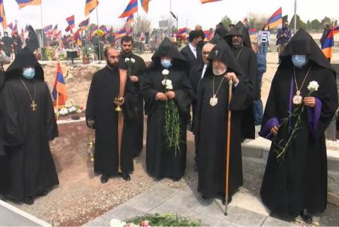 Catholicos of All Armenians visits Yerablur Military Pantheon