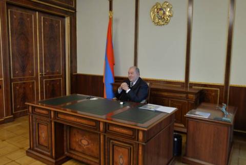 Le Président Armen Sarkissian reçoit le ministre de l'Éducation Vahram Dumanyan