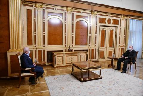 Президент Республики Армения встретился с деканом юридического факультета ЕГУ