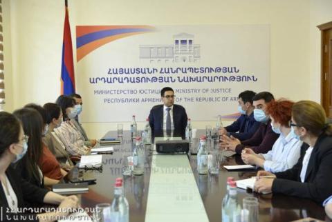 Ռուստամ Բադասյանն ընդունել է Արցախի պետական մարմինների երկու տասնյակ աշխատակիցների
