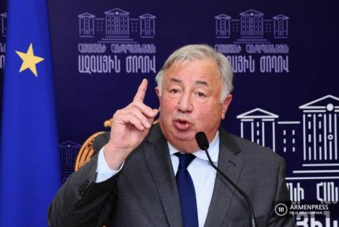 رئيس مجلس الشيوخ الفرنسي جيرار لاريشر يقول أنه يجب على أذربيجان الإعادة الفورية لأسرى الحرب الأرمن