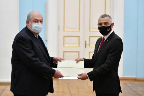الرئيس أرمين سركيسيان يتقبّل  أوراق اعتماد سفير بلغاريا المعين حديثاً في أرمينيا كالين أناستاسوف 