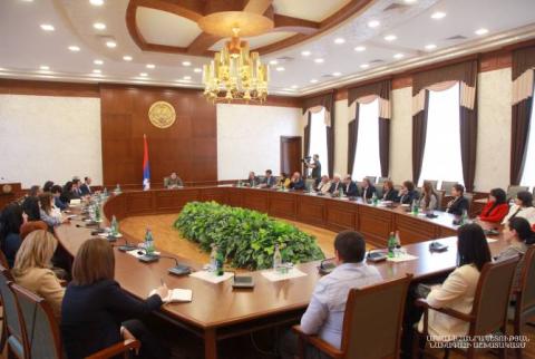 Արայիկ Հարությունյանը հանդիպել է Արցախի ԱԳՆ աշխատակազմի հետ