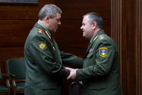 Les chefs d'état-major des forces armées d'Arménie et de Russie discutent de questions de partenariat